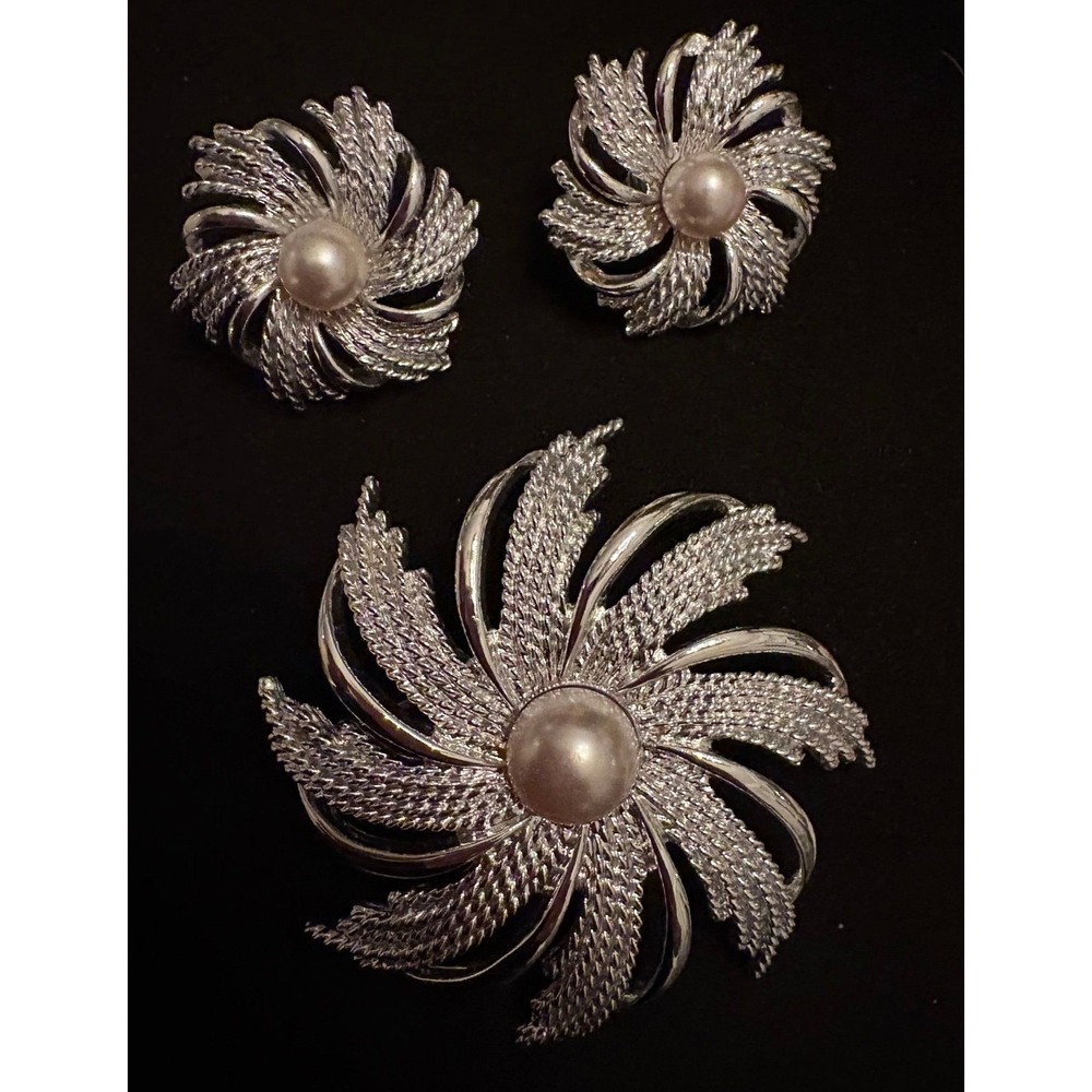 Vintage 3 piece Sara Coventry silver tone brooch  and clip on earings